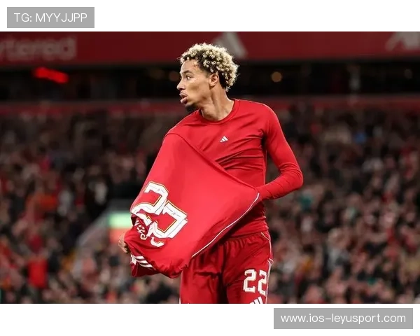 利物浦后卫亚诺普犀利抢断，带球发起反击，利物浦后卫阿诺德